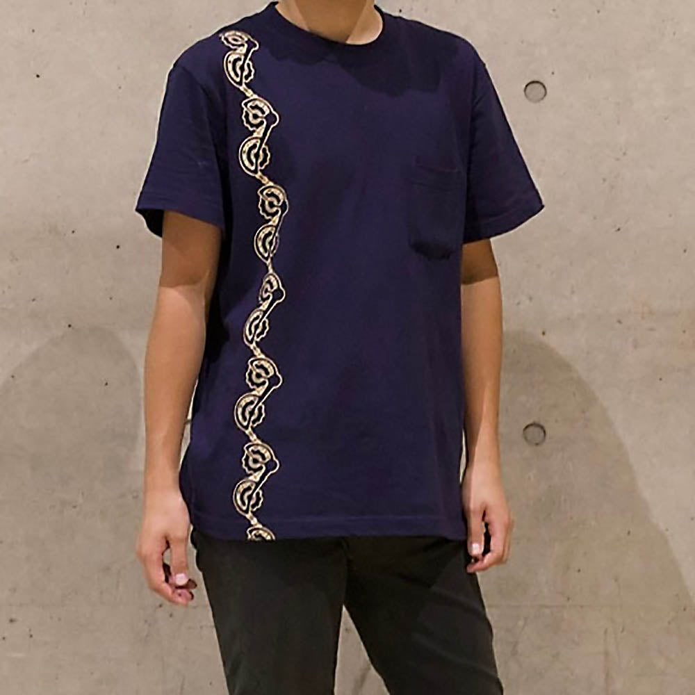 ディレーラー柄メンズTシャツ(胸ポケット付き)(ネイビー×ベージュ・L)