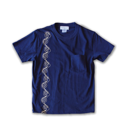 ディレーラー柄メンズTシャツ（胸ポケット付き）（ネイビー×ベージュ・S）