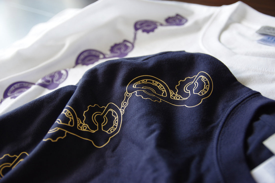 ディレーラー柄メンズTシャツ(胸ポケット付き)(ネイビー×ベージュ・M)