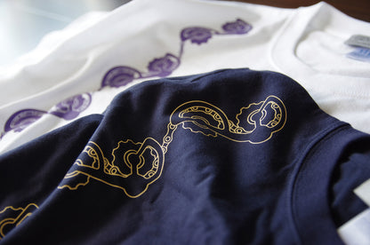 ディレーラー柄メンズTシャツ（胸ポケット付き）（ホワイト×ラベンダー・M）